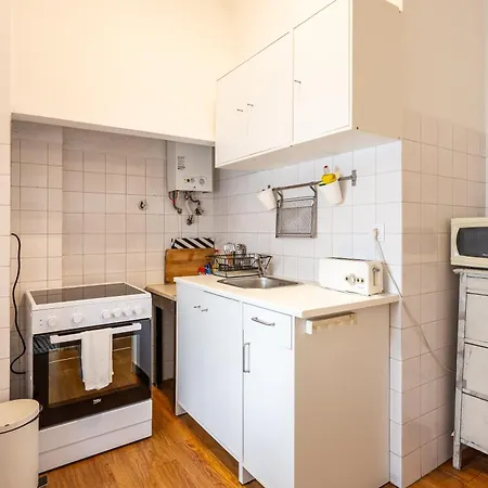 Alfama Typical 2 Bedroom דירה *