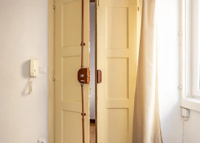 Alfama Typical 2 Bedroom דירה *