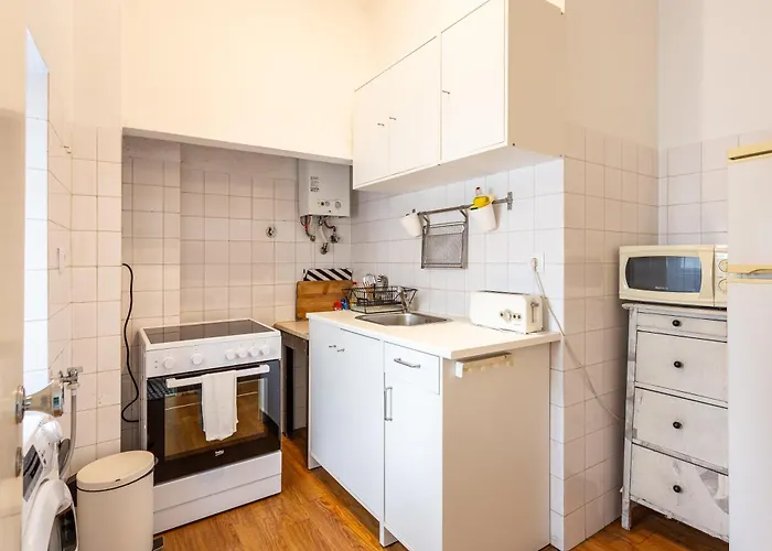 Alfama Typical 2 Bedroom דירה *