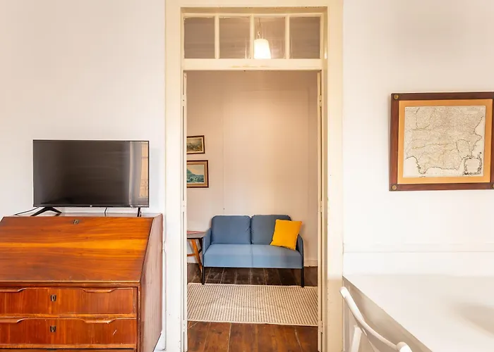 Alfama Typical 2 Bedroom דירה