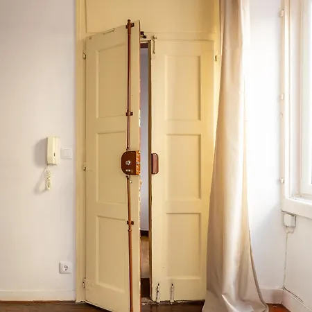 Alfama Typical 2 Bedroom דירה *