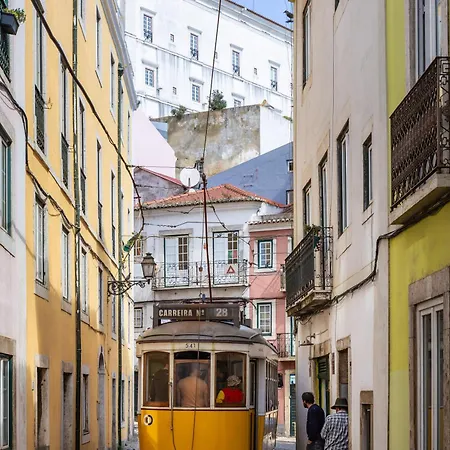 Alfama Typical 2 Bedroom דירה